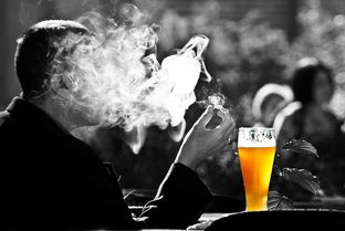 黑色水杯，不仅仅是喝水那么简单—揭秘黑色品牌水杯的魅力